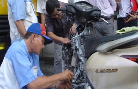 Tổ kỹ thuật Công ty Honda Việt Nam kiểm tra chiếc Lead tự cháy.